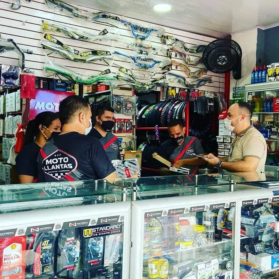 Asesores de Motollantas Neiva en capacitación durante 2019