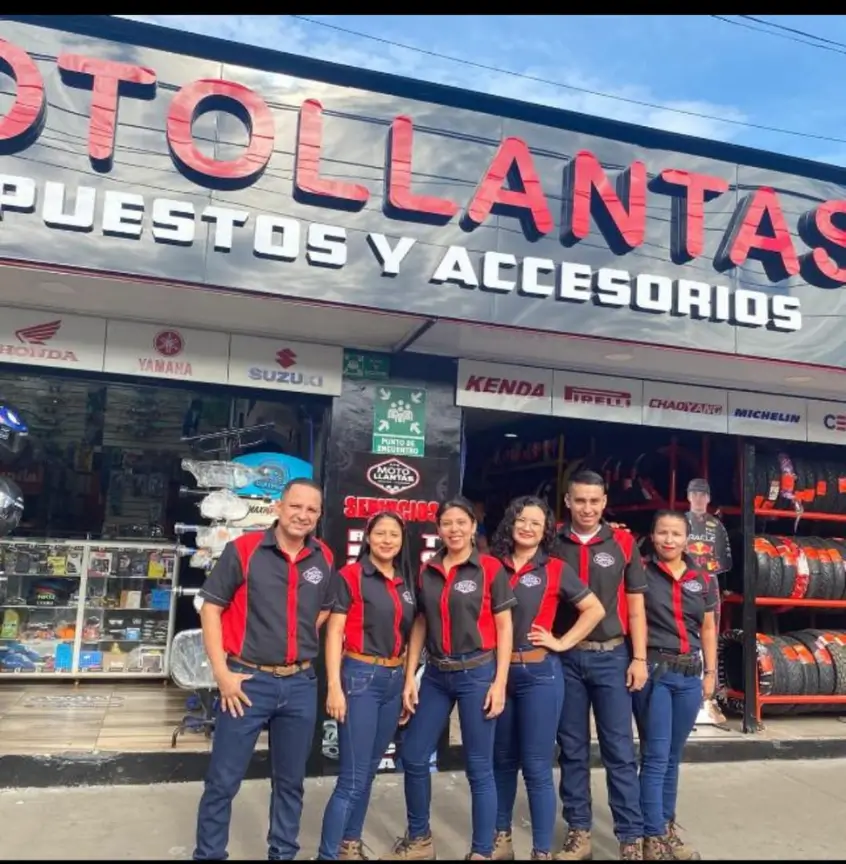 Equipo de Motollantas Neiva atendiendo clientes de repuestos para motos